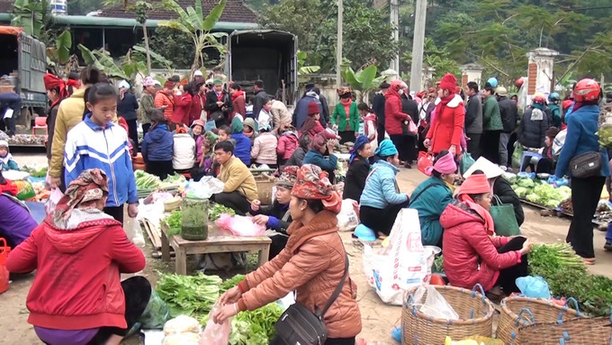Chợ Phiên Huổi Cuội.